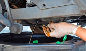 Стандартный слив моторного масла Слив моторного масла из двигателя