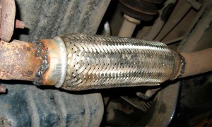 Гофра глушителя на автомобиле Гофра глушителя на автомобиле