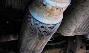 Поврежденная гофра глушителя Поврежденная гофра глушителя